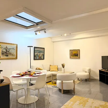Apartamento à 100 M De La Avec Stationnement Gratuit *