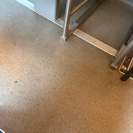 A 100 M De La Avec Stationnement Gratuit Lägenhet